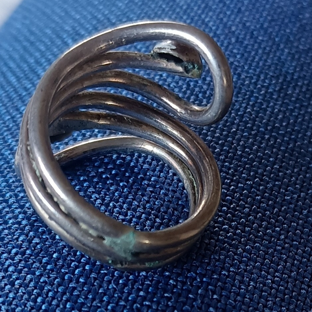 Elegant Silver Swirl Ring - Picture 4 of 5